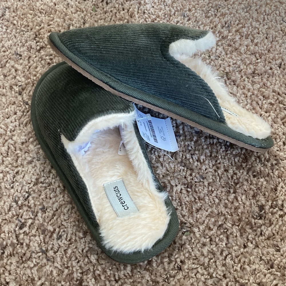 NWT, forest green, kids’ sherpa-lined scuff slippers.